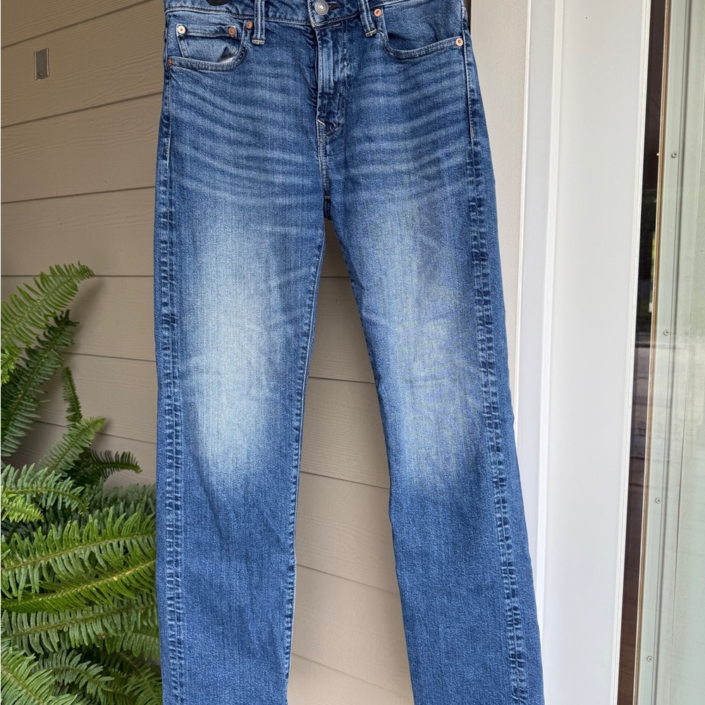 American Eagle Outfitters medium wash relaxed straight jeans - size 28/32